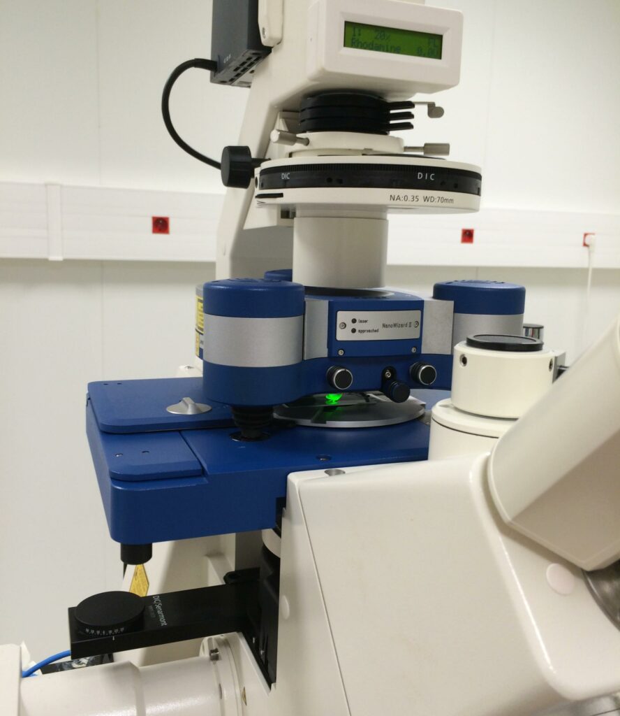 NanoWizard® II de JPK (Life Science Version) couplé à une microscope inversé à fluorescence Zeiss